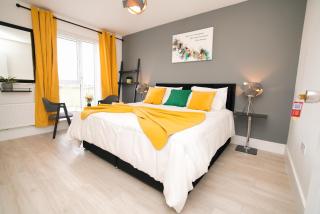 Milton Keynes New 5-Bed Contractor Free Parking - 1