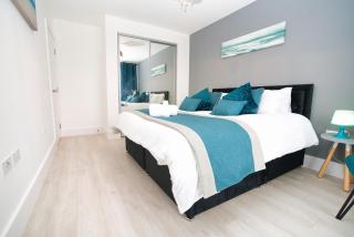 Milton Keynes 10 beds 5-Bedrooms 14 Sleeper Contractor family holiday Free Parking - 3