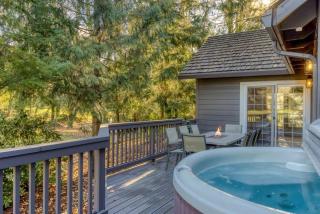 Lazy Bear Lodge · Spacious 6BR Lodge with Chef's Kitchen, Hot Tub, Golf Views and more - 9