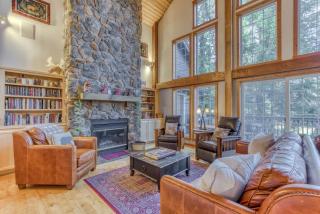 Lazy Bear Lodge · Spacious 6BR Lodge with Chef's Kitchen, Hot Tub, Golf Views and more - 3