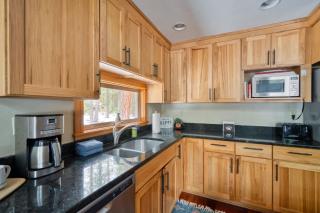 Spring Home 6 - Cozy 4BR Cabin in Black Butte Ranch w Fireplace - 3