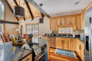 Spring Home 6 - Cozy 4BR Cabin in Black Butte Ranch w Fireplace - 4