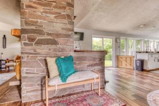 Monmouth Family Retreat - Pet Friendly, Play Areas, Hot Tub, Game Room - Monmouth - 2