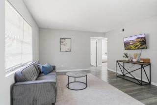 Charming 2-bedroom Retreat Comfort Meets Style - 0