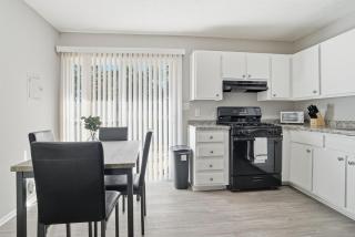 Wyndham Hills Getaway Modern Comfort Awaits - 1