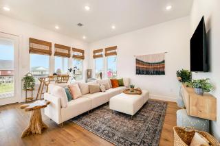 Prime Steps to Beach Large Deck Modern - 9