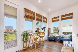 Prime Steps to Beach Large Deck Modern - 4