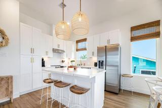 Prime Steps to Beach Large Deck Modern - 1