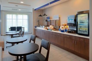 Holiday Inn Express Hotel & Suites Fort Atkinson by IHG - 6