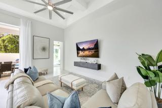 Sand Dollar Retreat New 4BR w/ Pool, Spa & Walk to Vanderbilt Beach - Naples - 9