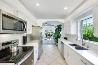 NEW Coral Reef Retreat Vanderbilt Beach 3BR, 2BA Private Pool - 6