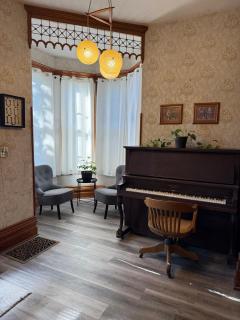 Victorian Second Floor Turret Apartment - 9