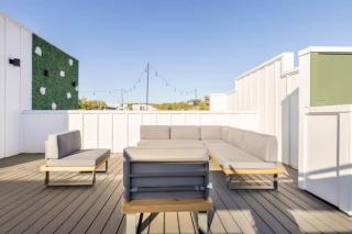 Rooftop Views 4BR 4BA 7 Beds Near Broadway - 4