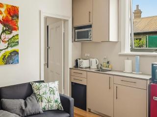 Charming 1 bedroom, park adjacent. city 5 minutes - 3