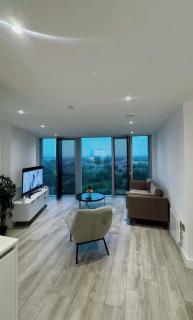 Modern 2 Bed Penthouse with Stunning views in Manchester City Center - 7