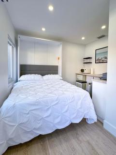 Studio with Office Space and Hot Tub - 5