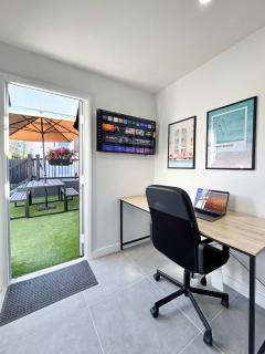 Studio with Office Space and Hot Tub - 2