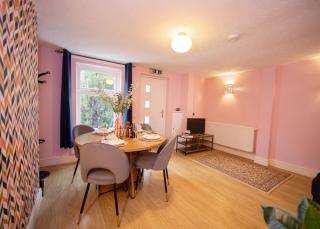 Stylish central location 3 bedroom house - 6