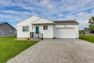 Walk to Lagoon Saloon! Chic Home on Nugents Canal - 9