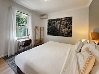 Cute 1 bedroom with sunny courtyard garden - 4