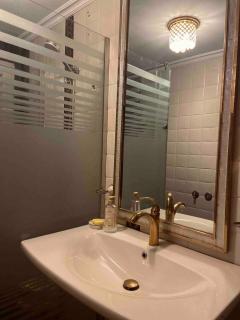 Sunny & Spacious room close to the Airport! - 4