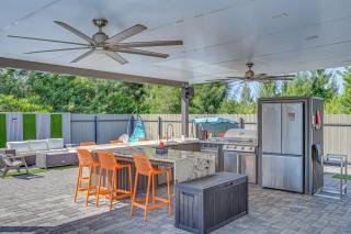 Poolside Lounge with Bar and Kitchen Cape Coral Home - 8