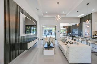 Poolside Lounge with Bar and Kitchen Cape Coral Home - 6