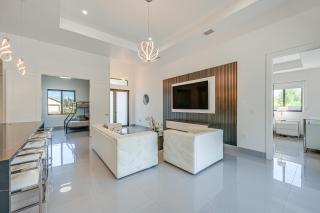 Poolside Lounge with Bar and Kitchen Cape Coral Home - 5