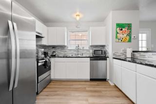 Modern 3BR Stay with Large Parking Pet Friendly - 7