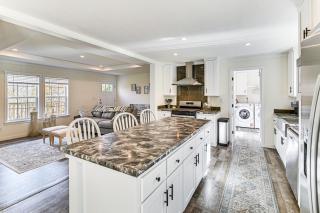 8 Mi to Jiminy Peak Resort Mtn-View Home with Deck - 2