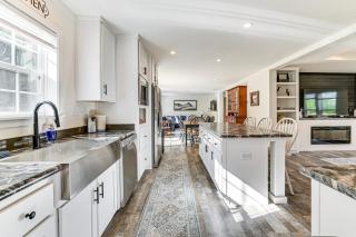 8 Mi to Jiminy Peak Resort Mtn-View Home with Deck - 1