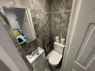 IBC Large Ensuite Room Wednesbury - 4