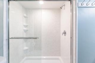 Renovated and Spotless Across From Beach Heated Pool Hot Tub - 9