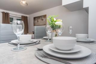 Holly - Telford - With Parking - Sleeps 8 - 0