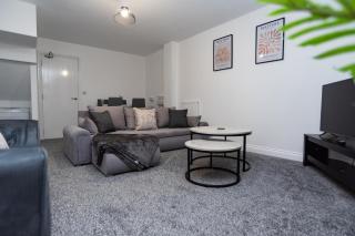 Holly - Telford - With Parking - Sleeps 8 - 2