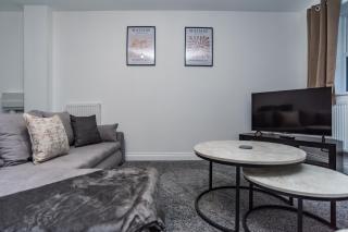 Holly - Telford - With Parking - Sleeps 8 - 3