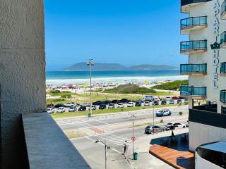 Apartamento a poucos passos da areia com vista - completo - 0