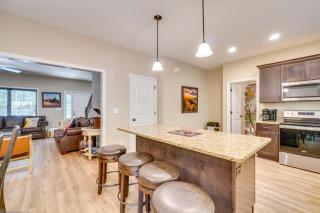 Dollys Vacation Cabin with Pool, Arcade, Gym - 3