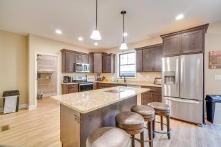 Dollys Vacation Cabin with Pool, Arcade, Gym - 2