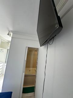 Apartamento Praia da Enseada - hidromassagem, ar condicionado sala e quartos e wifi - 7