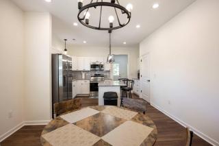 4 Min to Downtown - En-Suite Bath - Washer and Dryer - 6