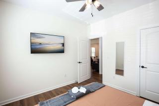4 Min to Downtown - En-Suite Bath - Washer and Dryer - 8