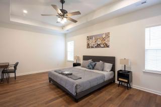 4 Min to Downtown - En-Suite Bath - Washer and Dryer - 7