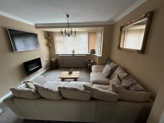 Modern 2 Bedroom Stylish & Cosy House in Birmingham - 3