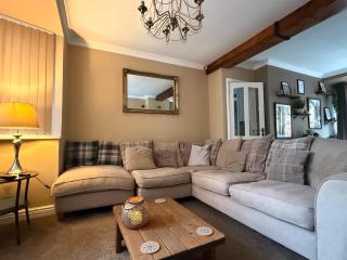 Modern 2 Bedroom Stylish & Cosy House in Birmingham - 1