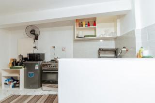 Stylish Studio, Pool and Walk to Beach - 9