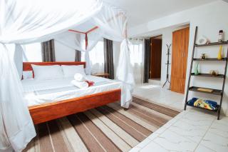 Stylish Studio, Pool and Walk to Beach - 8