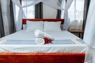 Stylish Studio, Pool and Walk to Beach - 7