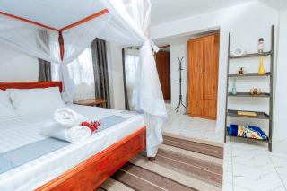 Stylish Studio, Pool and Walk to Beach - 5