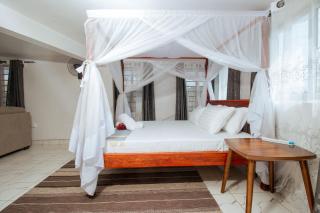 Stylish Studio, Pool and Walk to Beach - 4